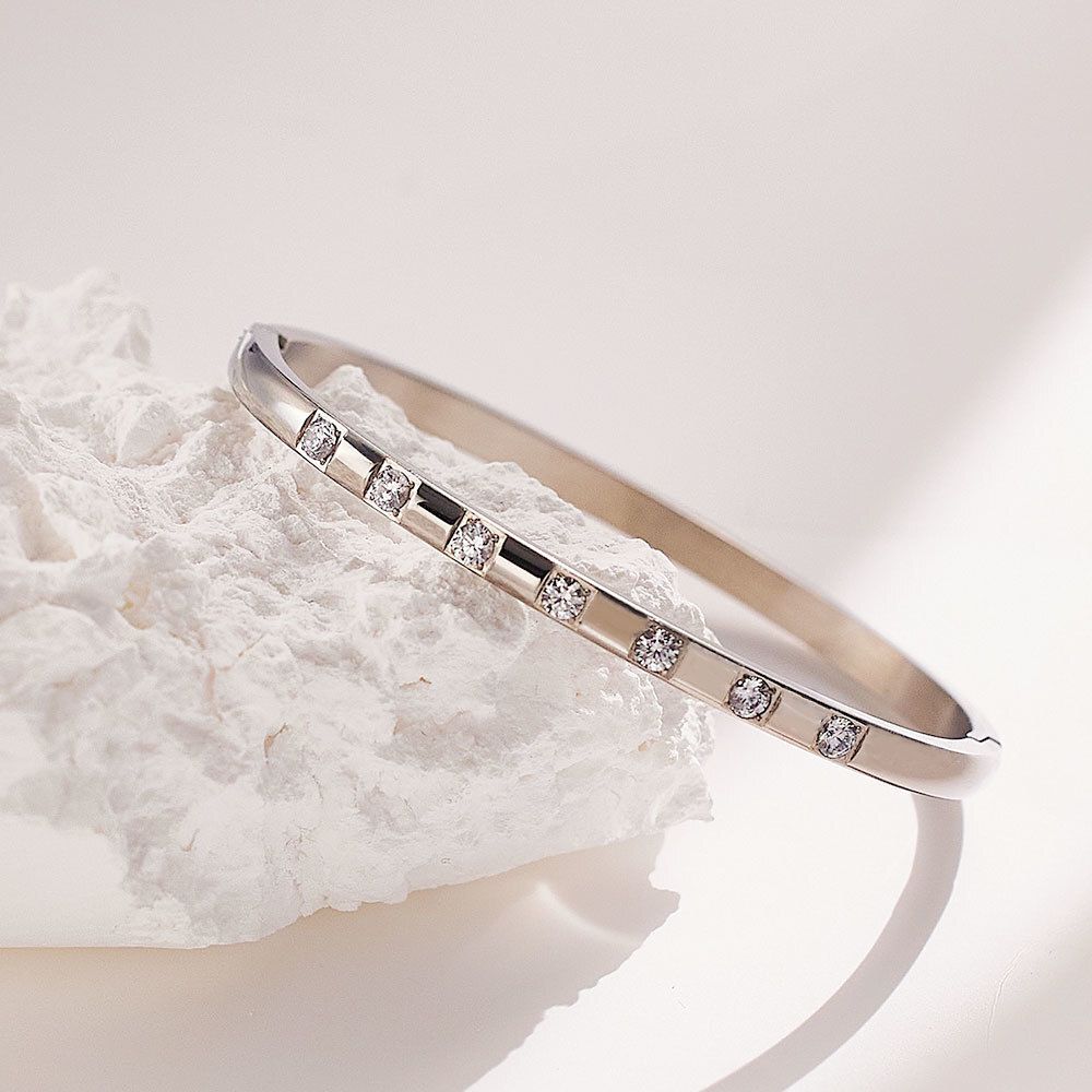 Vera Bangle